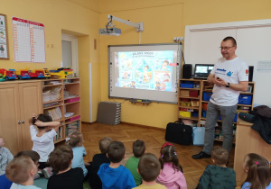 Przedszkolaki oglądają bilans wody w naszych domach.