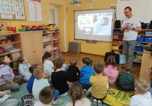 Sześciolatki oglądają sposoby oszczędzania wody- zamiast kąpieli w wannie należy wziąć prysznic.