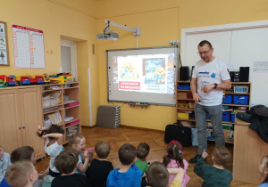 Nie myć naczyń pod bieżącą wodą- tylko w misce lub w zmywarce.