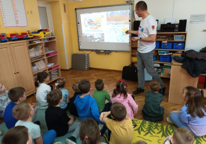 Kolejnym ze sposobów oszczędzania wody jest włączanie pralki kiedy ma pełny wsad.