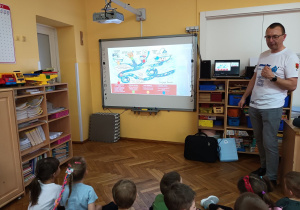 Pan Mariusz informuje dzieci o tym czego nie należy wyrzucać do kanalizacji.