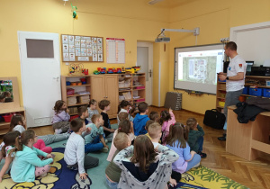 Dzieci oglądają zdjęcie przedstawiające Oczyszczalnie Ścieków w Łasku.