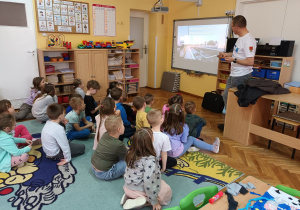 Dzieci poznają etapy oczyszczania ścieków.