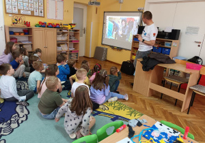 Sprawdzanie czystości oczyszczonych ścieków.