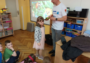 Emilka z grupy Misiaczki w imieniu uczestników spotkań dziękuje prowadzącemu.