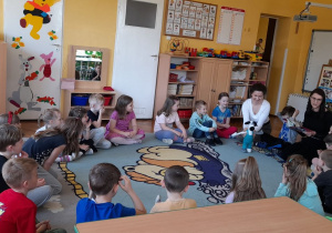 Pies Sebastian wita się z przedszkolakami.