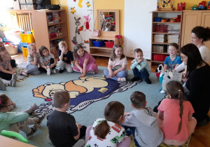 Pani Marlena czyta 6-latkom książkę „Pan Sebastian i nowe technologie”.