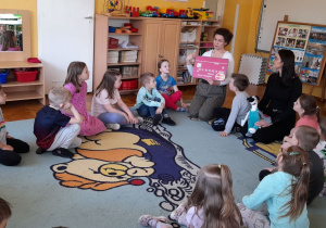 Dzieci oglądają sylwetę karty bankomatowej.