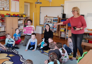 Pani Renia pokazuje swoją kartę dla porównania wielkości.