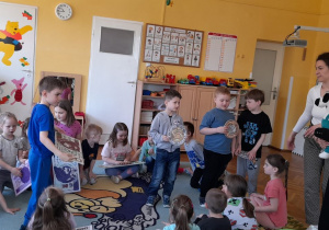 Przedszkolaki wykonują wspólnie zadanie: układanie polskich złotych wg nominałów.