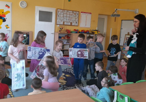 6-latki bezbłędnie odnajdują kolejność ułożenia banknotów.