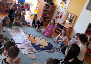 Dzieci szybko orientują się, jaki pieniądz zabrał pies Sebastian na zakupy.