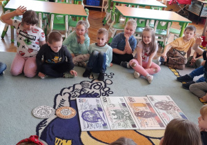 Przedszkolaków odgadują, jakich pieniędzy brakuje.