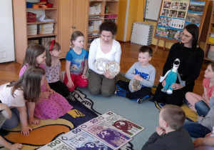 Dzieci znają wartość pieniędzy - Julek nie chce się wymienić 5zl na monety: 1zł i 2zł.