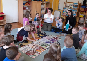 Pani Iza pokazuje dzieciom jak wygląd prawdziwy banknot 100 zł.