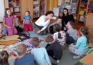 Anastazja, Wojtek, Julian obserwują linię wodną na banknocie.