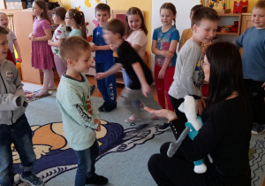 Leon i Wojtek uczestniczą w zabawie, kierując swoje autka.