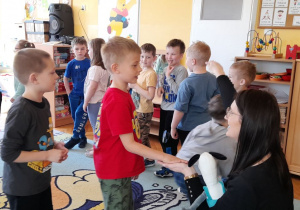 Po zatankowaniu pojazdów dzieci wybierają formę płatności, Antek wybrał płatność kartą.