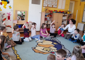 Przedszkolaki chętnie zgłaszają się do odpowiedzi.