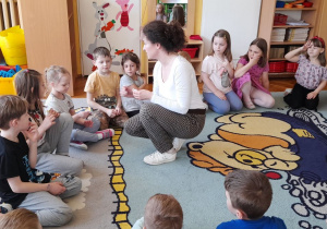 Pani dziękuje dzieciom za aktywność podczas zajęć.