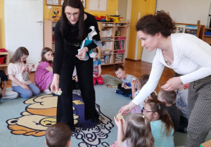 Panie Marlena i Iza rozdają wszystkim dzieciom naklejki.