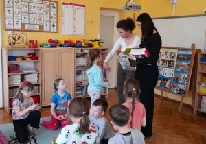 Emma z grupy Żabki odbiera prezenty przygotowane przez prowadzącą.