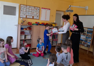 Kacper odbiera dyplom za udział w zajęciach.