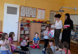 Maja pokazuje otrzymany dyplom i książkę.