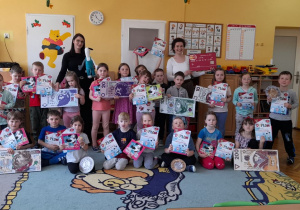 Wspólne zdjęcie Misiaczków z prowadzącymi zajęcia oraz psem Sebastianem.