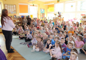 Przedstawicielka teatru wita się z dziećmi i przypomina zasady zachowania podczas oglądania przedstawienia.