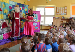 Księżniczka Anetka i jej ojciec król rozmawiają o przebudowie królestwa.