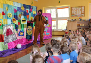 Kapibara pokazuje w jaki sposób ćwiczy po przebudzeniu.