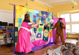 Księżniczka zachęca kapibarę do większej aktywności fizycznej, proponując grę w piłkę.