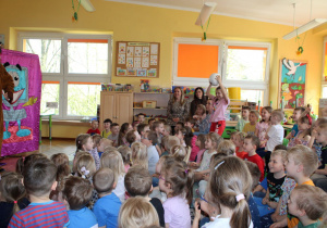 Julia z grupy Misiaczki złapała piłkę, rzuconą przez kapibarę.