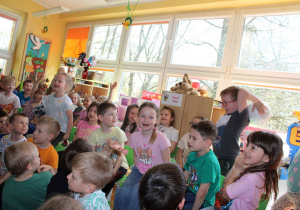 Maciej z grupy Krasnoludki odrzuca piłkę pochwyconą od kapibary.