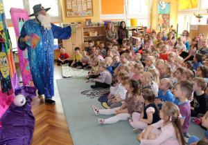 Czarodziej Cyberlel zadaje dzieciom pytania odnośnie korzystania z urządzeń elektronicznych, takich jak: tablet, telefon, komputer oraz Internetu.