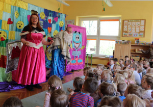 Czarodziej Cyberlel podstępem zachęca księżniczkę do korzystania z Internetu online.