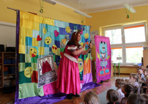 Księżniczka Anetka otrzymała od Czarodzieja telefon i dała się wciągnąć w sieć internetową.