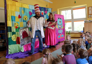 Profesor Piksel – obrońca dobrego Internetu rozmawia z księżniczką na temat rozważnego korzystania z Intenetu, podkreślając jego funkcje edukacyjne.