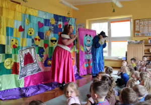 Księżniczka radzi Czarodziejowi, co mógłby robić w wolnych chwilach.