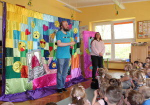 Aktorzy serdecznie dziękują dzieciom za uwagę.