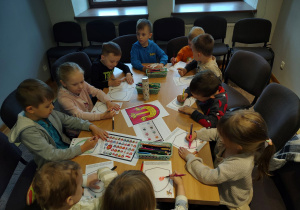 Przedszkolaki kolorują swój herb.