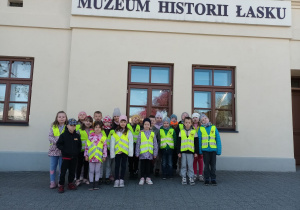Misiaczki przed budynkiem Muzeum Historii Łasku.