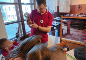 Pan Arkadiusz pokazuje lampę naftową.