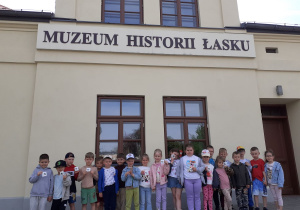 Grupa „Krasnoludków” stoi przed budynkiem Muzeum.