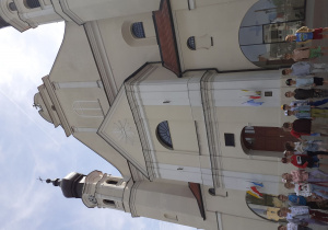 Przedszkolaki stoją pod Kolegiatą.