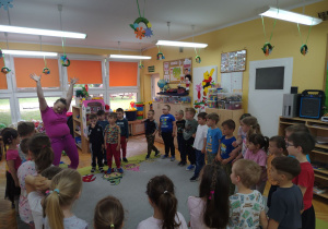 Prowdząca wita się z przedszkolakami.