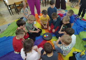 Hania z chłopcami ogląda wyrujące bączki.