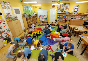 Dzieci w ciszy malują dowolny obrazek.