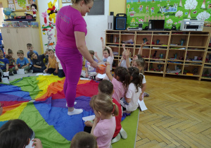 Chętne dzieci częstują sie marchewką.
